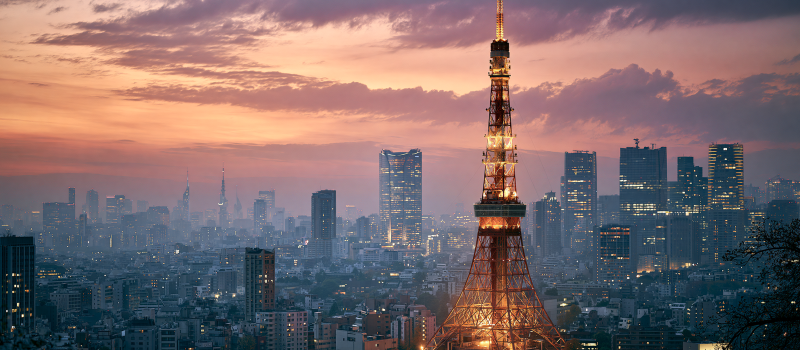 Tokyo Tower lit up at dusk, near the Tokyo Marathon route